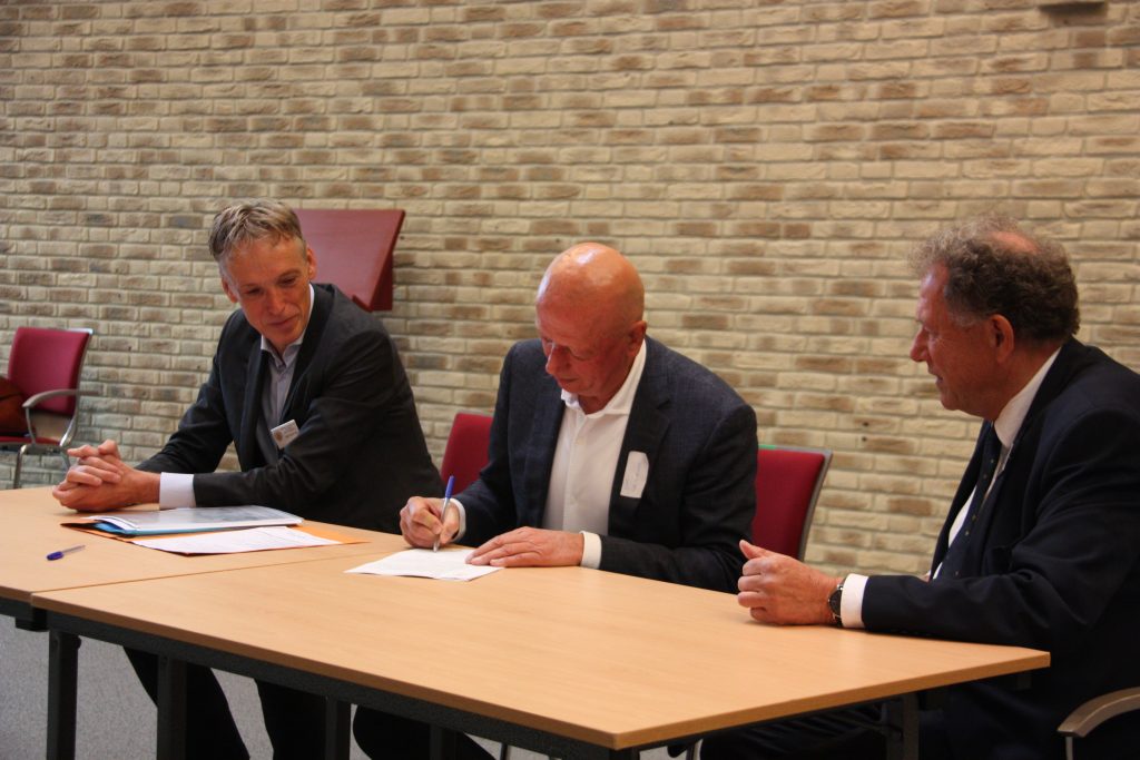 Ondertekening van de statuten 